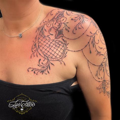 tattoo entre los senos|Tatouage sur la poitrine, sur le coeur, entre les seins。